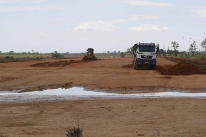 El ramal ferroviario de Villadangos, en obras, en un área próxima al centro que levantará Dia. RAMIRO