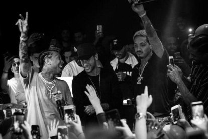 Neymar, en el centro de la imagen junto a dos amigos, en la discoteca Queen de París.