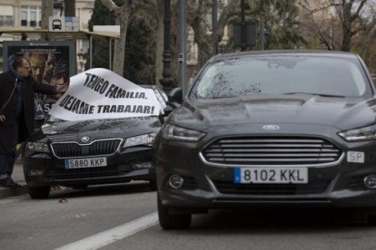 Un vehículo de VTC abandona la Diagonal el pasado lunes, después de varios días de protesta.