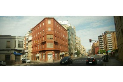 Vista del edificio que se está derribando en la avenida de Álvaro López Núñez en la confluencia con la calle Federico Echevaría. DL