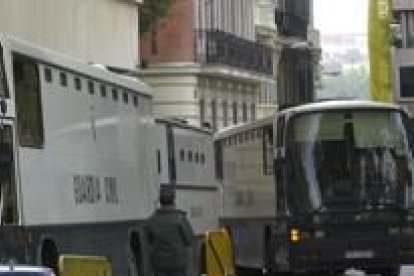 Furgones de la Guardia Civil a su llegada, en la mañana de ayer, a la Audiencia Nacional