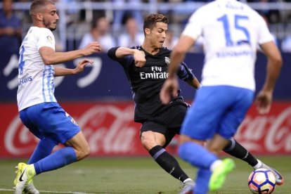 Mikel Villanueva (izquierda), junto a Cristiano Ronaldo, en el partido de La Rosaleda.