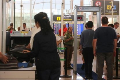 Uno de los controles del aeropuerto de El Prat, el pasado agosto