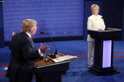 Trump y Clinton, durante el tercer y último debate antes de las elecciones, este miércoles en Las Vegas.