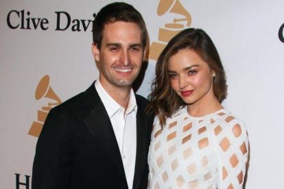 Evan Spiegel y Miranda Kerr, en una fiesta previa a la entrega de los premios Grammy del 2016.