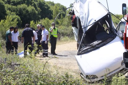 El vehículo quedó destrozado tras el impacto.