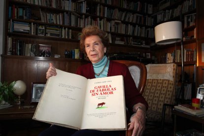 Úrsula Rodríguez Hesles, en su casa, con un libro de los fondos de la Fundación Pereira. SECUNDINO PÉREZ