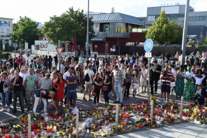 Homenaje a las víctimas de la matanza de Múnich, frente al McDonald's donde tuvo lugar el ataque.