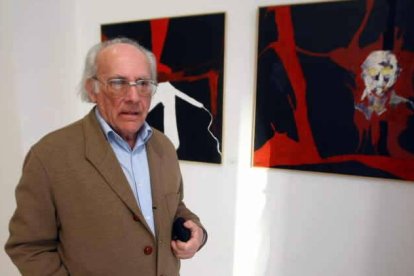 Nicolás Solana, en una de sus últimas exposiciones de pintura en Ponferrada.