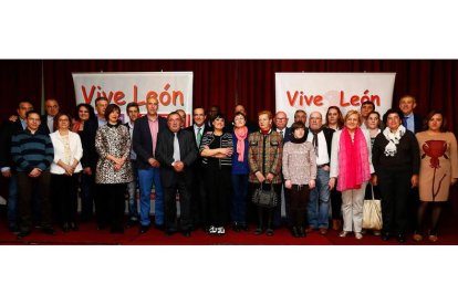 Diez y Bono, en el centro, junto a los miembros de la candidatura al Ayuntamiento y los aspirantes a revalidar las pedanías.