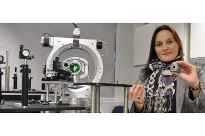 La investigadora leonesa Carmen Sánchez Valle en el laboratorio del prestigioso Instituto Federal de Tecnología Suizo, en Zúrich.