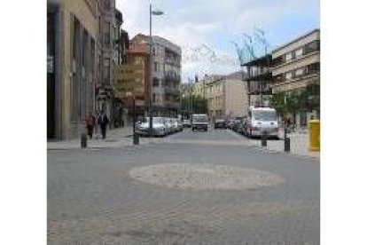 La plaza, en la imagen, es una céntrica estampa urbana  dedicada al obispo Julián de Diego y Alcolea