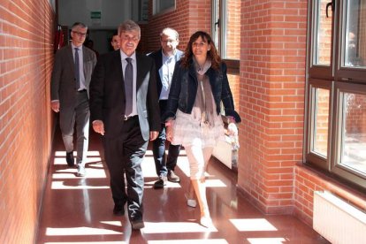 El rector Juan Francisco García Marín (C), preside el acto de inauguración del ‘Aula Schneider’