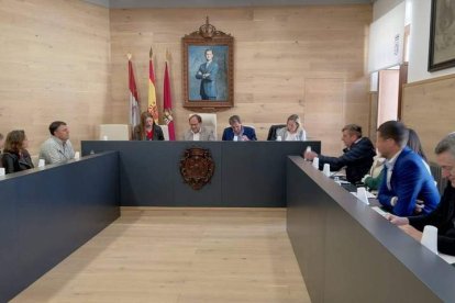 El Consejo Agrario de León se reunió ayer en el Ayuntamiento de La Bañeza y estuvo presidido por el alcalde, Javier Carrera. DL