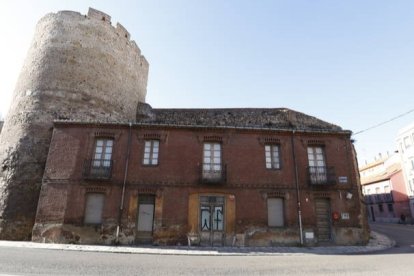 Inmueble adosado a la muralla, en el número 29 de Los Cubos. MARCIANO PÉREZ