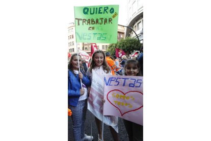 Hijas de empleados de Vestas, en la movilización del día 6. RAMIRO