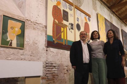 Luis García, director de Arte del ILC, Isabel Azcárate, viuda de Arroyo, y Ana Azcárate. FERNANDO OTERO