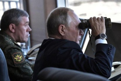 Putin observa con unos prismáticos el desarrollo de las maniobras militares en Tsugol.