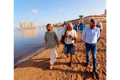 Ribera recorre la playa de Puerto Bello del Mar Menor. JUAN CARLOS CAVAL