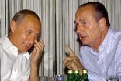 Putin y Chirac bromean durante la comida en el balneario de Sochi