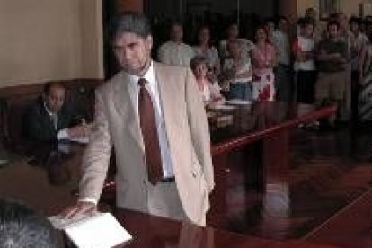 El regidor de Villafranca del Bierzo, el socialista Vicente Cela, tomando posesión de su cargo