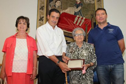 La homenajeada posa con una de sus sobrinas, su hijo Tino y el diputado José Manuel Moro.