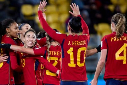 Las jugadoras de la selección española celebran la victoria. PABLO GARCÍA