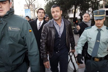 Miguel Ángel Flores, a su salida ayer de los Juzgados de Plaza de Castilla, en Madrid.