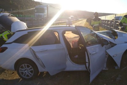 Imagen del tercer accidente, en Torre del Bierzo, este domingo. BOMBEROS PONFERRADA