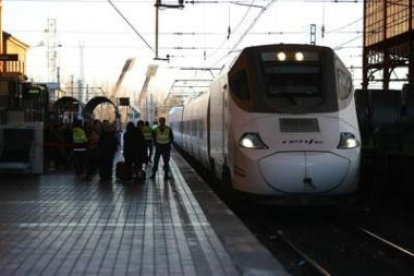 Llegada del Alvia, el tren más moderno que circula por León, por primera vez, en febrero del 2007.