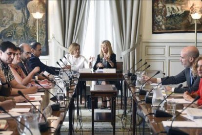 La ministra de Administraciones Territoriales, Meritxell Batet, junto al secretario de Estado de Función Pública, José Antonio Benedicto, en una reunión negociadora en julio pasado