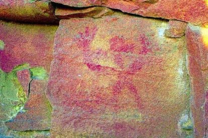 Un antropomorfo en posición orante en la cueva de Peña Piñera, una de las pinturas rupestres inéditas