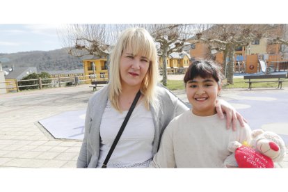 Esther y su hija Lara. L. DE LA MATA