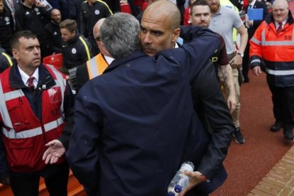 Mourinho y Guardiola se abrazan antes de empezar el derbi de Manchester.