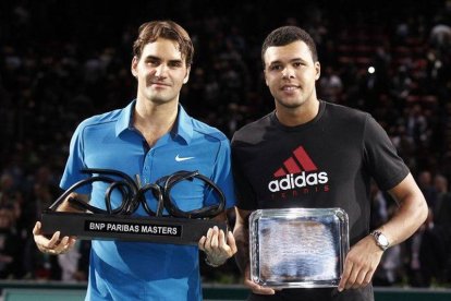 Roger Federer y Jo-Wilfried Tsonga posan con sus respectivos trofeos tras la final del torneo de Bercy.