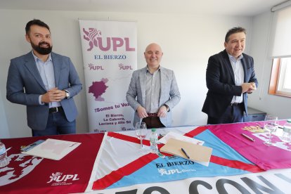 Manuel Ferreiro, candidato a la alcaldía de Ponferrada por la UPL, flanqueado por José Ramón García y Luis Mariano Santos. L. DE LA MATA