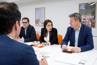 Inés Arrimadas, en la reunión mantenida con los vicepresidentes y consejeros de Sanidad y Economía de Cs ayer.