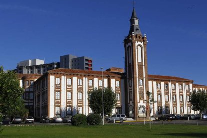 Imagen exterior del histórico edificio que alberga el viejo hospital San Antonio Abad. RAMIRO