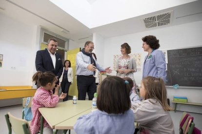 El consejero de Educación, Fernando Rey, en una visita ayer a un colegio de Valladolid. R. GARCÍA