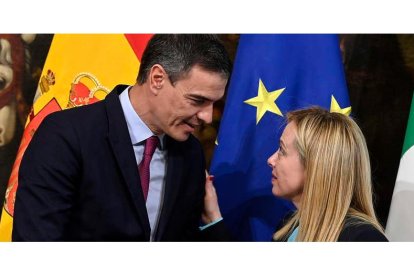 Pedro Sánchez y Giorgia Meloni, durante su reunión ayer en Roma. RICCARDO ANTIMIANI