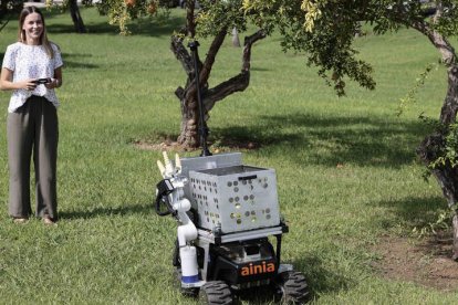 la responsable del proyecto ‘foodcollect’, Gabriele Kubiliute, junto al robot. ANA ESCOBAR