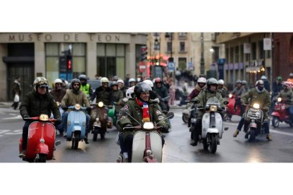 Medio centenar de vespas y lambretas tomaron parte en la tradicional ‘Scooter Run’ por las calles de León. FERNANDO OTERO