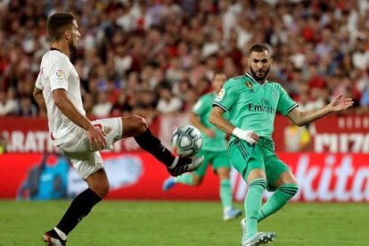 Benzema fue de nuevo el referente del Real Madrid en ataque y el autor del único gol del partido frente al Sevilla. JULIO MUÑOZ