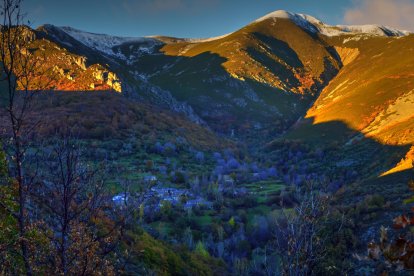 Vista del pueblo Los Montes de la Ermita, en las faldas de la Sierra de Gistredo. ECOURBAN