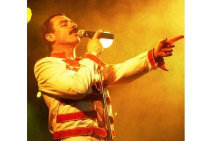 Piero Venery en su homenaje a Freddie Mercury. ARCHIVO