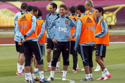 Sergio Ramos bromea con sus compañeros de la selección española durante el entrenamiento de ayer en Gniewino.