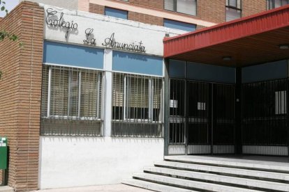 El colegio y la iglesia de La Anunciata están situados en la calle Azorín, en Trobajo.