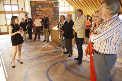 Natividad Pan explicando las principales características que presenta y ofrece ‘Anverso y reverso’, la nueva exposición de Casa Botines. RAMIRO