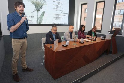 Emilio Gancedo, Joaquín Otero, Pepe Villa, Nuria Rubial (organizadora del evento) y Natalia Álvarez, ayer en el Instituto Leonés de Cultura. CAMPILLO