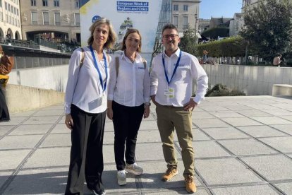 Mónica García, Pilar García y Enrique Blanco, representantes del centro leonés en Bruselas. DL